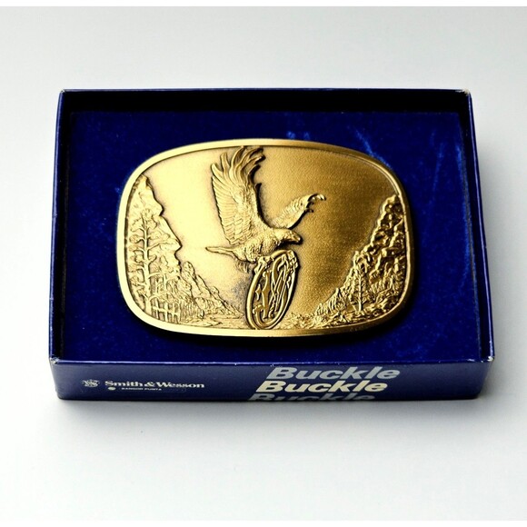 VTG SMITH & WESSON BRASS BELT BUCKLE EAGLE IN FLIGHT w LOGO #677 1980s BRAND NEW - Picture 1 of 9